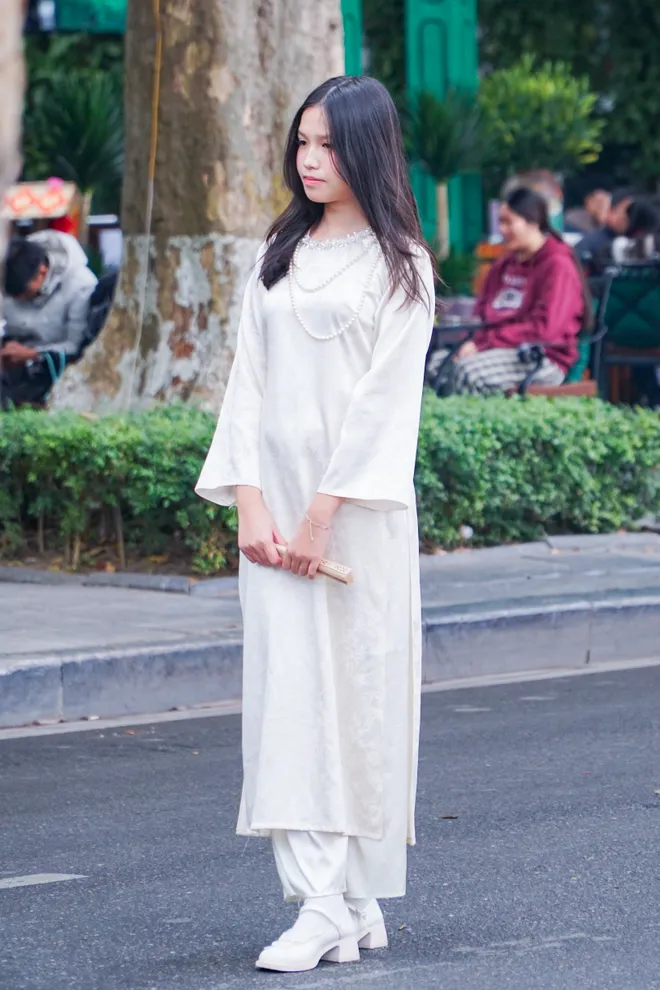 Giới trẻ nhộn nhịp chụp ảnh &aacute;o d&agrave;i đ&oacute;n Tết Nguy&ecirc;n đ&aacute;n  - Ảnh 2.