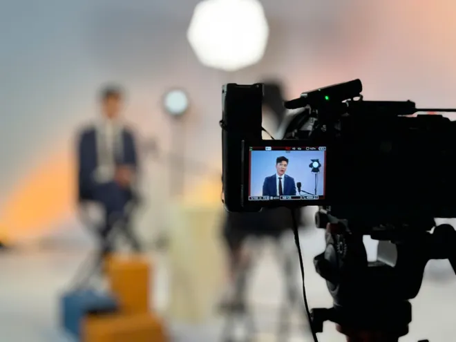 Sao Check ghi h&igrave;nh với nam ch&iacute;nh phim "Kh&ocirc;ng giới hạn" Steven Nguyễn - Ảnh 1.