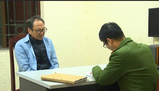 Khởi tố vụ đổ trạc thải trái phép hơn 7.800 tấn ở Bát Tràng, Hà Nội - Ảnh 1.