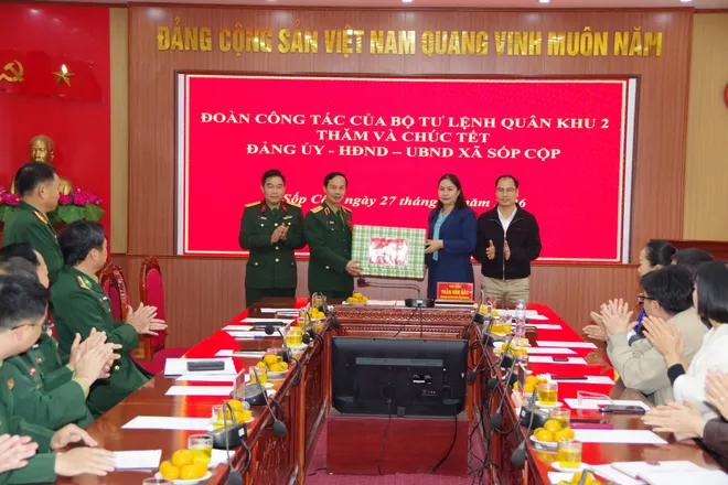 Qu&acirc;n khu 2 thăm Sơn La: Động vi&ecirc;n lực lượng, giữ vững an ninh bi&ecirc;n giới dịp Tết - Ảnh 8.