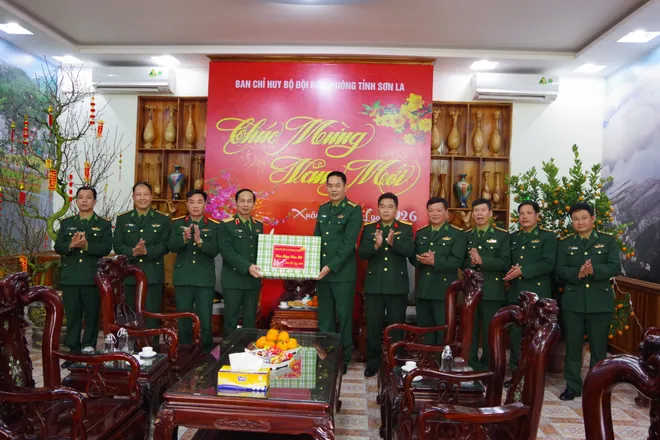 Qu&acirc;n khu 2 thăm Sơn La: Động vi&ecirc;n lực lượng, giữ vững an ninh bi&ecirc;n giới dịp Tết - Ảnh 7.