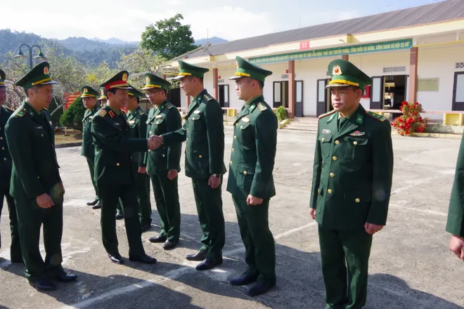 Qu&acirc;n khu 2 thăm Sơn La: Động vi&ecirc;n lực lượng, giữ vững an ninh bi&ecirc;n giới dịp Tết - Ảnh 5.