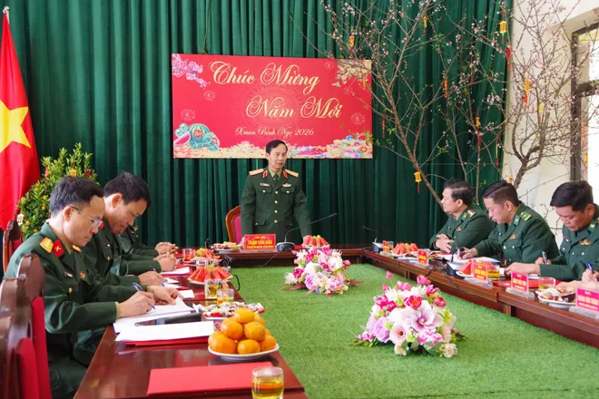 Qu&acirc;n khu 2 thăm Sơn La: Động vi&ecirc;n lực lượng, giữ vững an ninh bi&ecirc;n giới dịp Tết - Ảnh 3.
