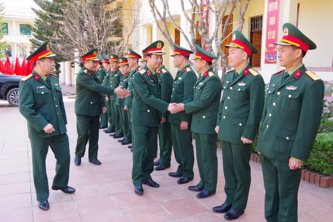 Qu&acirc;n khu 2 thăm Sơn La: Động vi&ecirc;n lực lượng, giữ vững an ninh bi&ecirc;n giới dịp Tết - Ảnh 6.