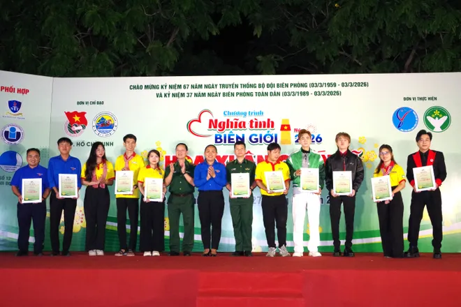 Tuổi trẻ TP Hồ Ch&iacute; Minh lan tỏa &ldquo;Nghĩa t&igrave;nh bi&ecirc;n giới&rdquo; dịp Tết - Ảnh 4.