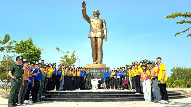 Tuổi trẻ TP Hồ Ch&iacute; Minh lan tỏa &ldquo;Nghĩa t&igrave;nh bi&ecirc;n giới&rdquo; dịp Tết - Ảnh 6.