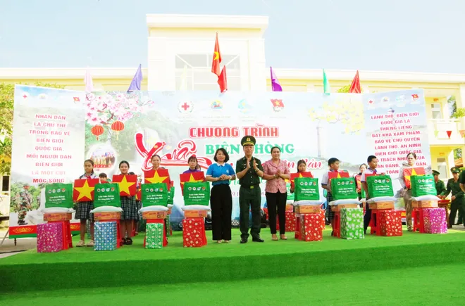 Hơn 5,3 tỷ đồng mang Tết ấm đến người d&acirc;n v&ugrave;ng bi&ecirc;n L&acirc;m Đồng- Ảnh 1.