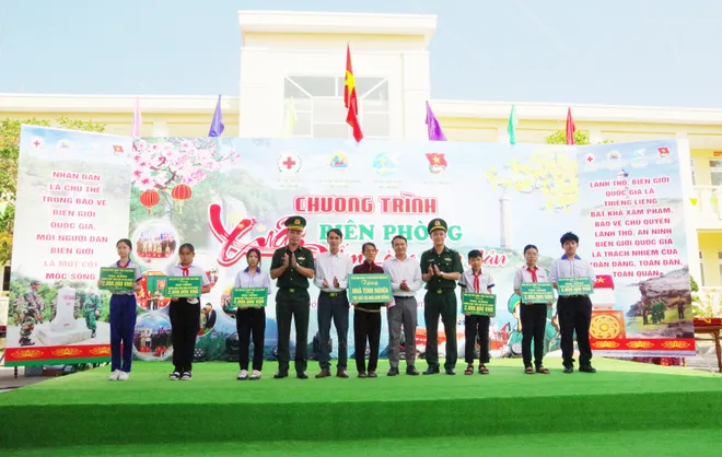 Hơn 5,3 tỷ đồng mang Tết ấm đến người d&acirc;n v&ugrave;ng bi&ecirc;n L&acirc;m Đồng- Ảnh 2.