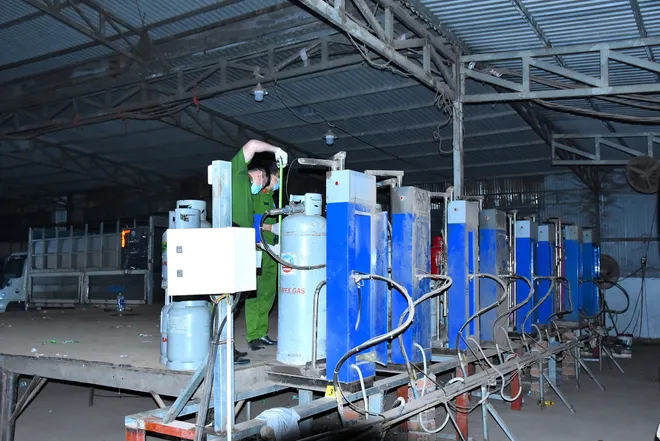 Đột k&iacute;ch 10 điểm sang chiết gas giả, thu giữ gần 4.000 b&igrave;nh gas tại Đồng Nai - Ảnh 2.