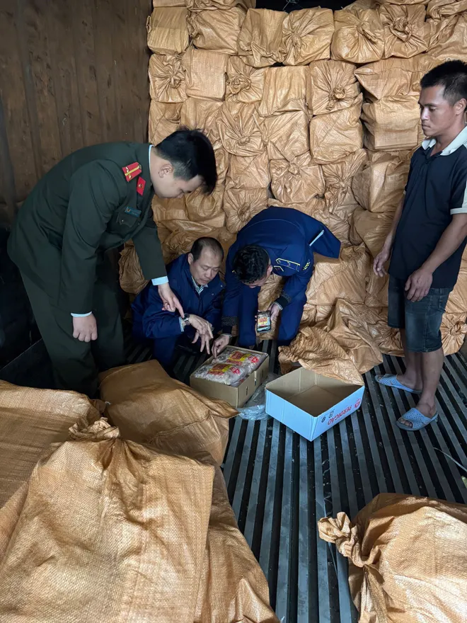 Cận Tết, phát hiện 3 container thực phẩm “bẩn” tập kết tại xã Thanh Trì, Hà Nội- Ảnh 1. Cận Tết, phát hiện 3 container thực phẩm “bẩn” tập kết tại xã Thanh Trì, Hà Nội- Ảnh 1.