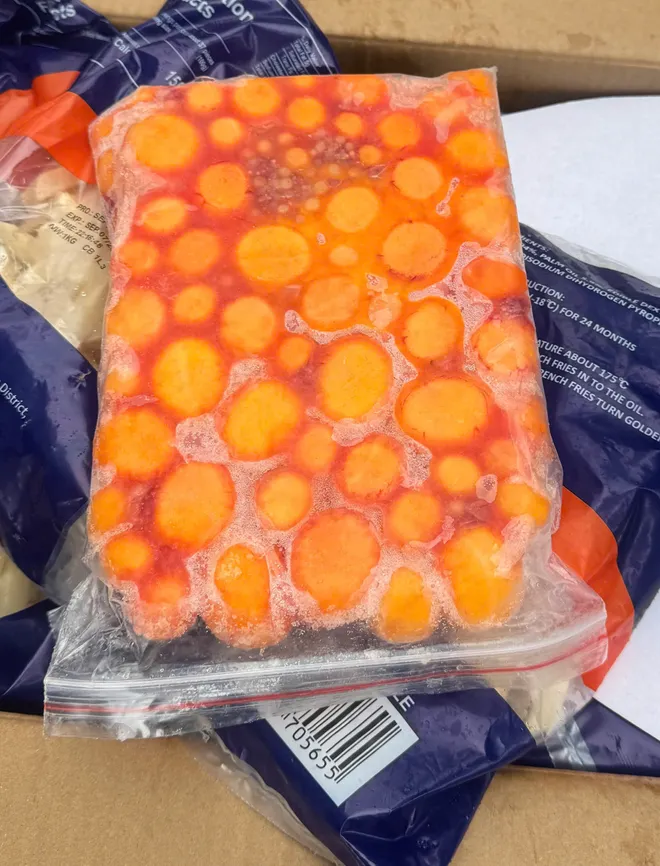 Cận Tết, phát hiện 3 container thực phẩm “bẩn” tập kết tại xã Thanh Trì, Hà Nội- Ảnh 3. Cận Tết, phát hiện 3 container thực phẩm “bẩn” tập kết tại xã Thanh Trì, Hà Nội- Ảnh 3.