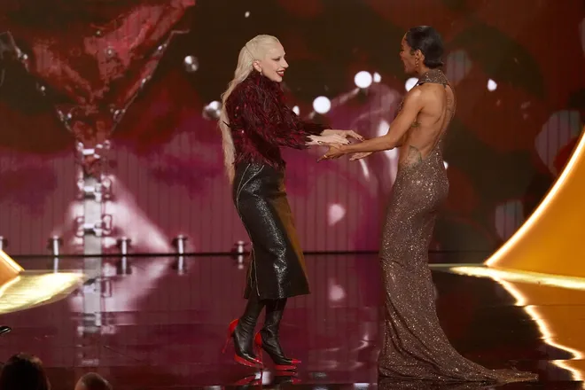 Lady Gaga ma mị tại Grammy 2026, đang gặt hái nhiều máy hát vàng - Ảnh 2.
