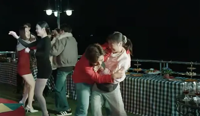 Kh&ocirc;ng giới hạn - Tập 3: Bạn g&aacute;i "tuồng ch&egrave;o" của Lợi bị quấy rối - Ảnh 8.