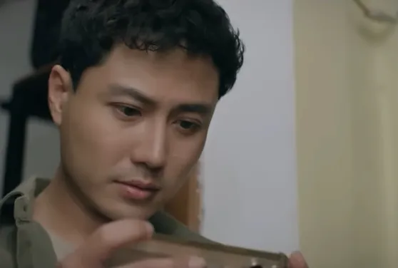 Đồng hồ đếm ngược - Tập 3: Th&agrave;nh "ngẫn" soi camera thấy người y&ecirc;u v&agrave; bạn th&acirc;n &ocirc;m nhau, c&ugrave;ng chuyển đồ đi - Ảnh 6.