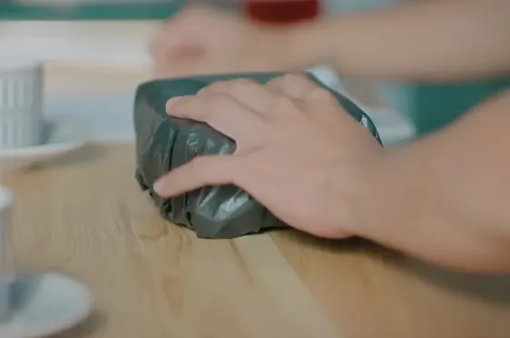 Đồng hồ đếm ngược - Tập 3: Th&agrave;nh "ngẫn" soi camera thấy người y&ecirc;u v&agrave; bạn th&acirc;n &ocirc;m nhau, c&ugrave;ng chuyển đồ đi - Ảnh 4.