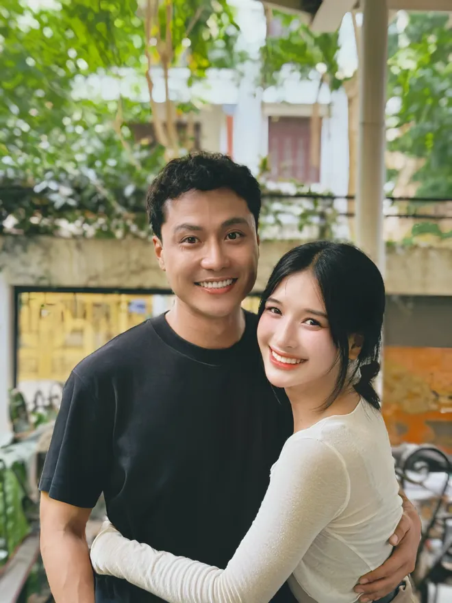 Thanh Sơn đẹp đ&ocirc;i b&ecirc;n bạn diễn gen Z ở hậu trường Đồng hồ đếm ngược - Ảnh 1.