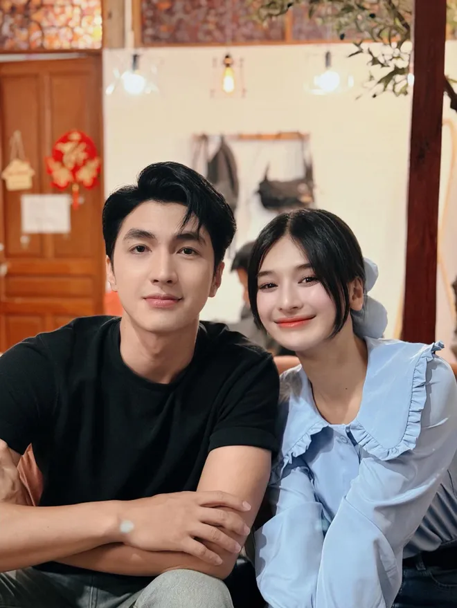 Thanh Sơn đẹp đ&ocirc;i b&ecirc;n bạn diễn gen Z ở hậu trường Đồng hồ đếm ngược - Ảnh 2.