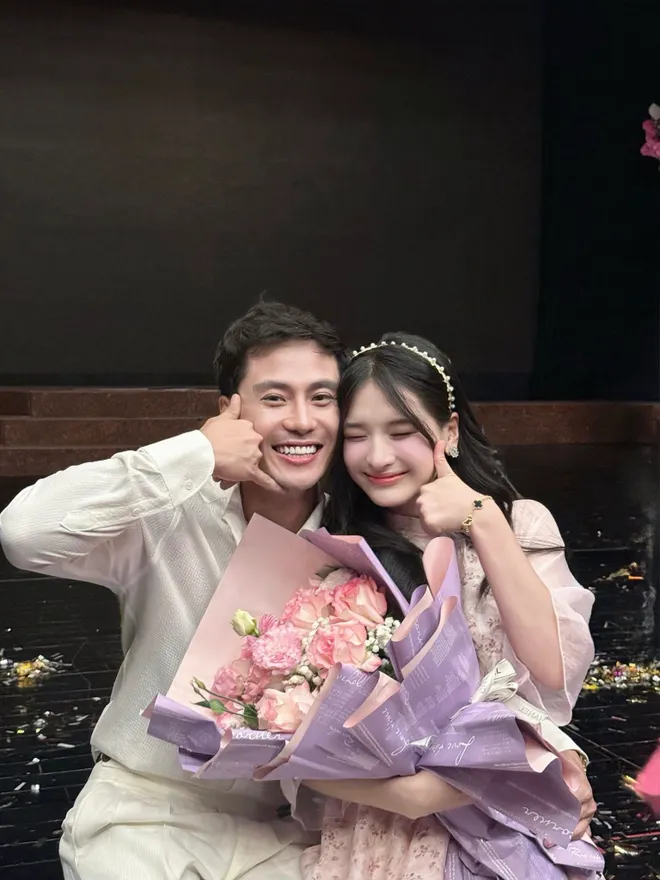 Thanh Sơn đẹp đ&ocirc;i b&ecirc;n bạn diễn gen Z ở hậu trường Đồng hồ đếm ngược - Ảnh 4.