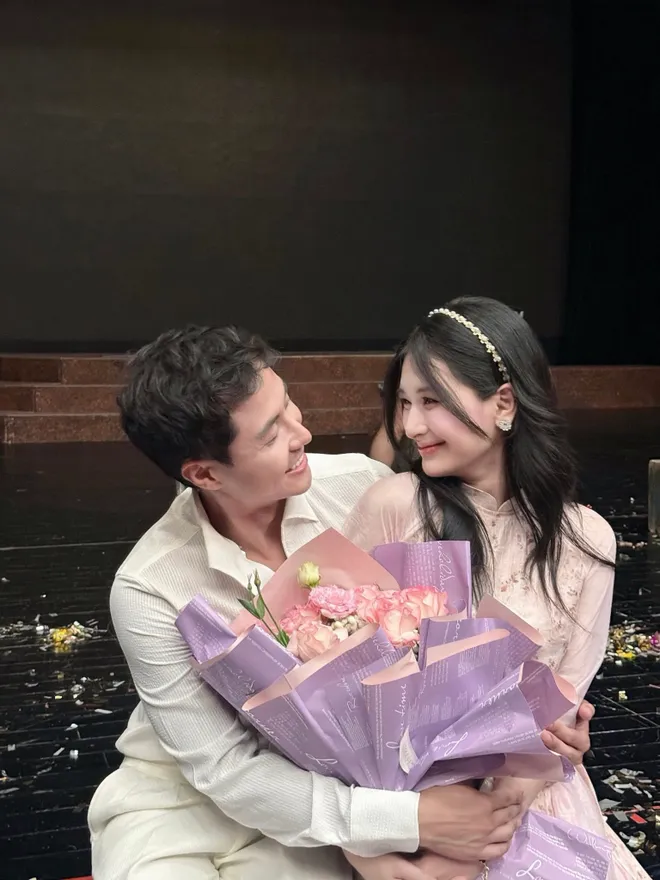 Thanh Sơn đẹp đ&ocirc;i b&ecirc;n bạn diễn gen Z ở hậu trường Đồng hồ đếm ngược - Ảnh 5.