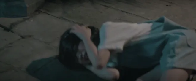 Đồng hồ đếm ngược: C&ocirc; h&agrave;ng x&oacute;m b&iacute; ẩn v&agrave; tr&ograve; nghịch dại của Th&agrave;nh trong qu&aacute; khứ - Ảnh 9.