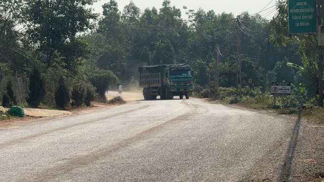 Xe trọng tải lớn “bủa vây” đường làng, báo động mất an toàn giao thông, ô nhiễm môi trường - Ảnh 1.