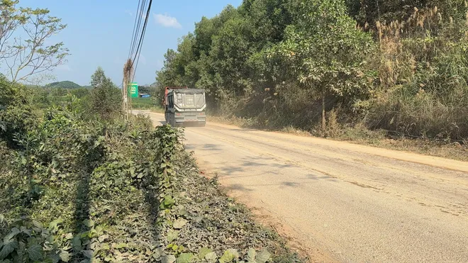 Xe trọng tải lớn “bủa vây” đường làng, báo động mất an toàn giao thông, ô nhiễm môi trường - Ảnh 2.