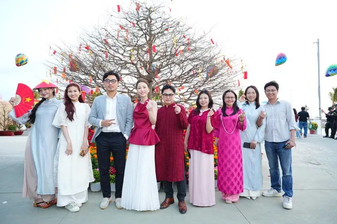 C&acirc;y mai 150 tuổi h&uacute;t kh&aacute;ch check in tại TP Hồ Ch&iacute; Minh - Ảnh 4.