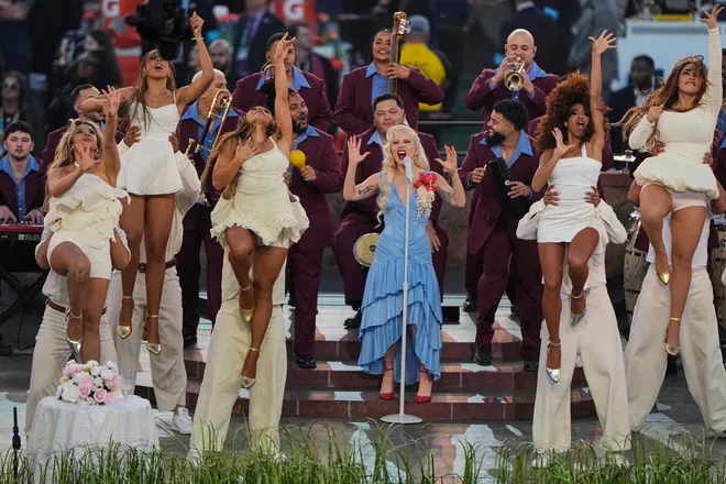 Lady Gaga v&agrave; m&agrave;n xuất hiện bất ngờ tại Super Bowl Halftime Show 2026 - Ảnh 5.
