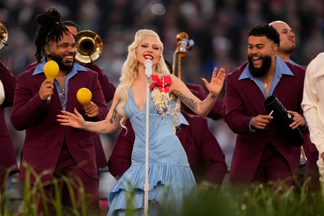 Lady Gaga v&agrave; m&agrave;n xuất hiện bất ngờ tại Super Bowl Halftime Show 2026 - Ảnh 4.