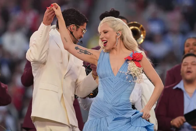 Lady Gaga v&agrave; m&agrave;n xuất hiện bất ngờ tại Super Bowl Halftime Show 2026 - Ảnh 3.