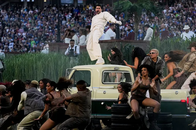 Bad Bunny mang niềm vui của người Puerto Rico đến Super Bowl Halftime Show 2026 - Ảnh 8.