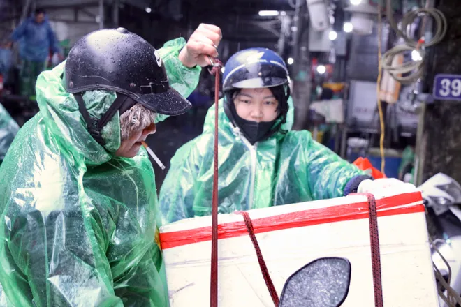 Gi&aacute; c&aacute; ch&eacute;p giảm, tiểu thương đội mưa tất bật s&aacute;t ng&agrave;y &ocirc;ng C&ocirc;ng &ocirc;ng T&aacute;o - Ảnh 2.