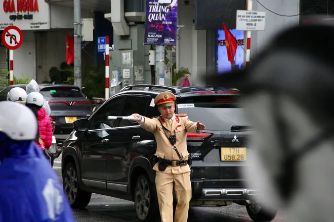 Hà Nội: CSGT xuyên mưa rét phân luồng giao thông những ngày cận Tết - Ảnh 7.