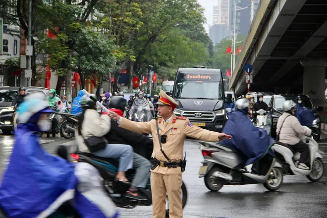 Hà Nội: CSGT xuyên mưa rét phân luồng giao thông những ngày cận Tết - Ảnh 3.