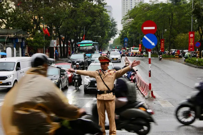 Hà Nội: CSGT xuyên mưa rét phân luồng giao thông những ngày cận Tết - Ảnh 6.