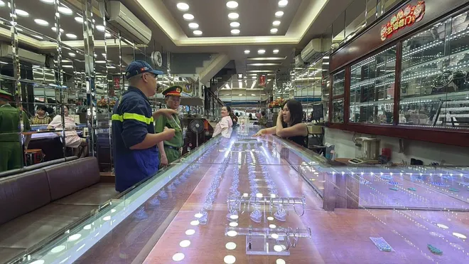 Tp Hồ Ch&iacute; Minh: đi từng nh&agrave; tuy&ecirc;n truyền Pccc cao điểm Tết  - Ảnh 7.