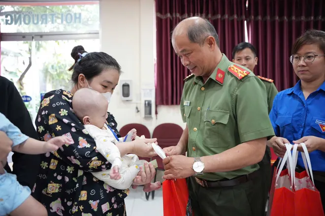 C&ocirc;ng an TP Hồ Ch&iacute; Minh chăm lo Tết cho bệnh nhi, Mẹ Việt Nam anh h&ugrave;ng - Ảnh 5.