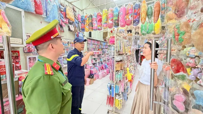 Tp Hồ Ch&iacute; Minh: đi từng nh&agrave; tuy&ecirc;n truyền Pccc cao điểm Tết  - Ảnh 2.