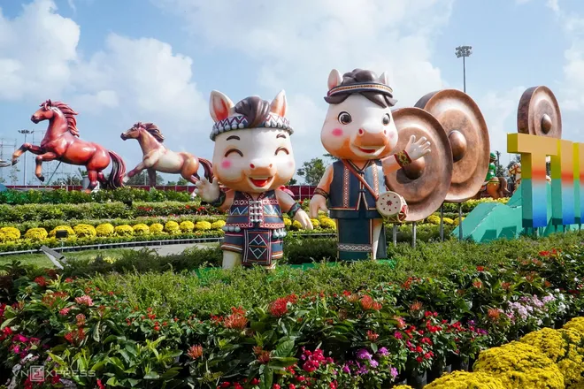 Rộn r&agrave;ng linh vật ngựa B&iacute;nh Ngọ 2026 tr&ecirc;n khắp mọi miền Tổ quốc - Ảnh 9.
