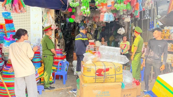 Tp Hồ Ch&iacute; Minh: đi từng nh&agrave; tuy&ecirc;n truyền Pccc cao điểm Tết  - Ảnh 1.