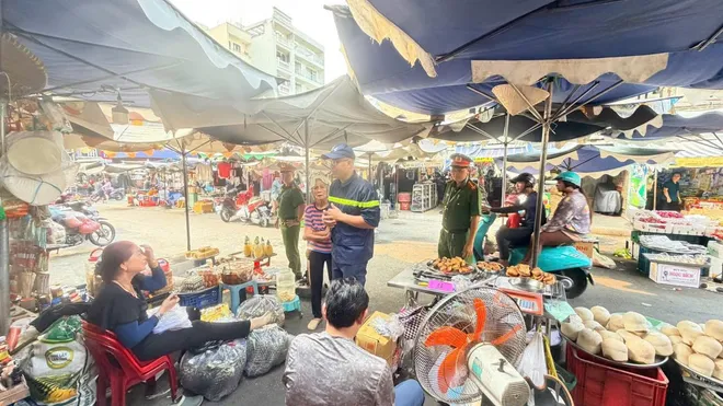 Tp Hồ Ch&iacute; Minh: đi từng nh&agrave; tuy&ecirc;n truyền Pccc cao điểm Tết  - Ảnh 3.