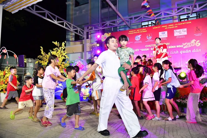 Ấm &aacute;p Tết Qu&acirc;n D&acirc;n tại x&atilde; đảo Thạnh An - Ảnh 7.