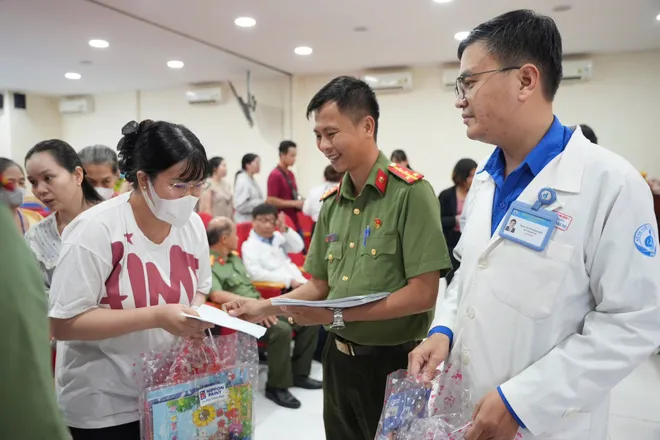 C&ocirc;ng an TP Hồ Ch&iacute; Minh chăm lo Tết cho bệnh nhi, Mẹ Việt Nam anh h&ugrave;ng - Ảnh 6.