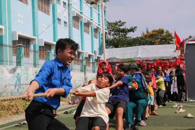 Ấm &aacute;p Tết Qu&acirc;n D&acirc;n tại x&atilde; đảo Thạnh An - Ảnh 3.