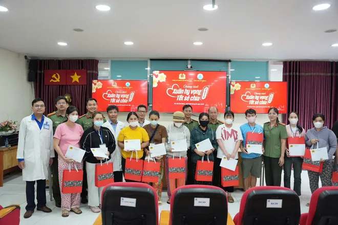 C&ocirc;ng an TP Hồ Ch&iacute; Minh chăm lo Tết cho bệnh nhi, Mẹ Việt Nam anh h&ugrave;ng - Ảnh 4.