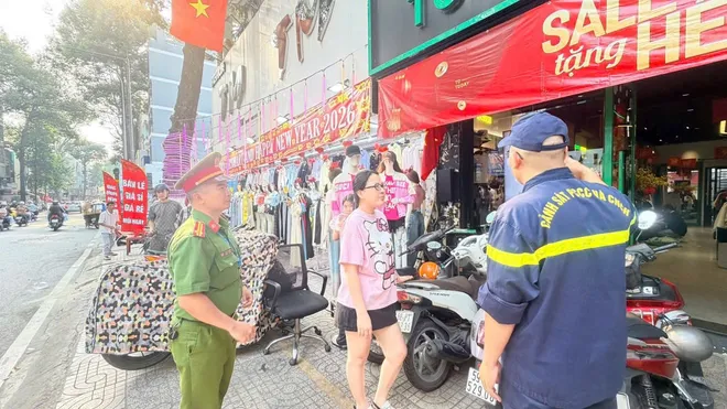 Tp Hồ Ch&iacute; Minh: đi từng nh&agrave; tuy&ecirc;n truyền Pccc cao điểm Tết  - Ảnh 5.