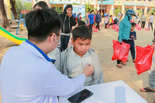 Tuổi trẻ TP Hồ Ch&iacute; Minh tổ chức nhiều hoạt động chăm lo Tết cho cộng đồng - Ảnh 5.