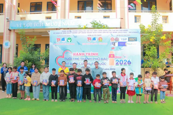 Tuổi trẻ TP Hồ Ch&iacute; Minh tổ chức nhiều hoạt động chăm lo Tết cho cộng đồng - Ảnh 6.