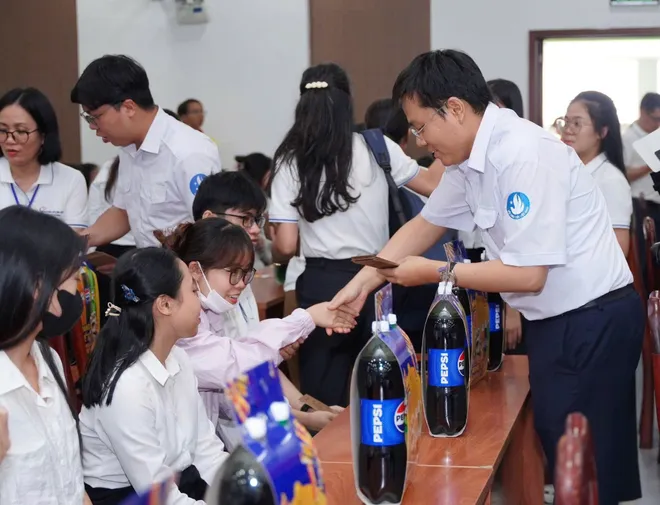 Tuổi trẻ TP Hồ Ch&iacute; Minh tổ chức nhiều hoạt động chăm lo Tết cho cộng đồng - Ảnh 13.