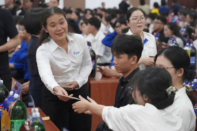 Tuổi trẻ TP Hồ Ch&iacute; Minh tổ chức nhiều hoạt động chăm lo Tết cho cộng đồng - Ảnh 11.